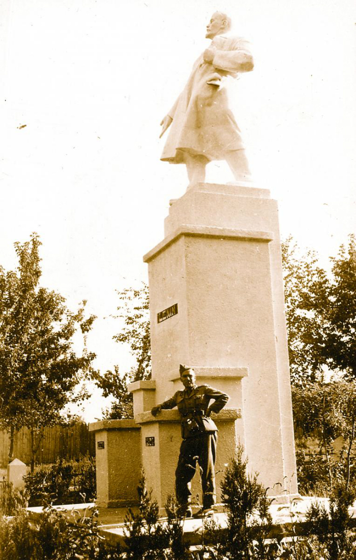  10 августа. Памятник В. И. Ленину